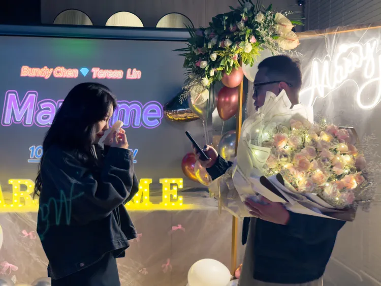 草屯囝仔樞育求婚女友。宇宙信號提供