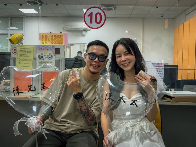 草屯囝仔樞育跟女友登記結婚。宇宙信號提供