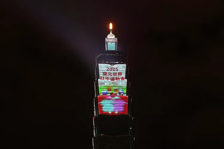 台北101大樓今晩「心動台灣 Cheers‧台北101國慶展演」首次施放國慶焰火，短短1分鐘絢麗奪目。彭欣偉攝