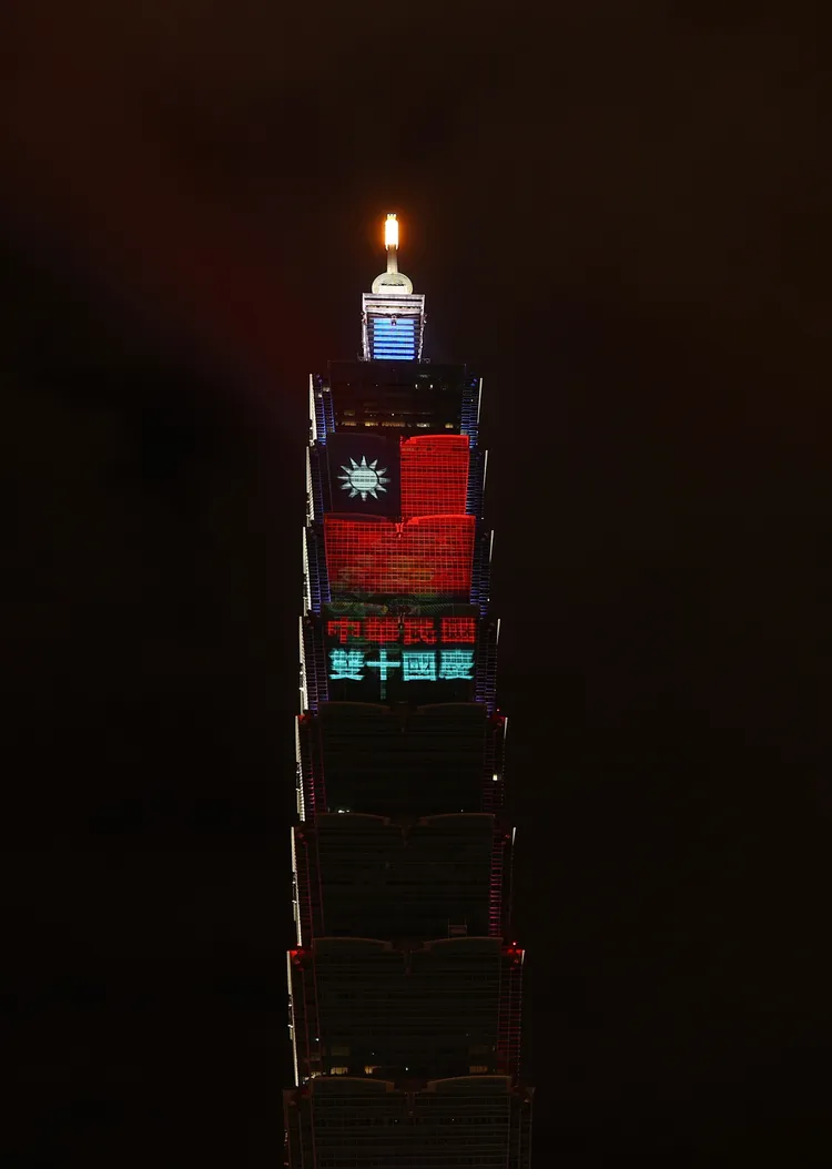 台北101大樓今晩「心動台灣 Cheers‧台北101國慶展演」首次施放國慶焰火，短短1分鐘絢麗奪目。彭欣偉攝