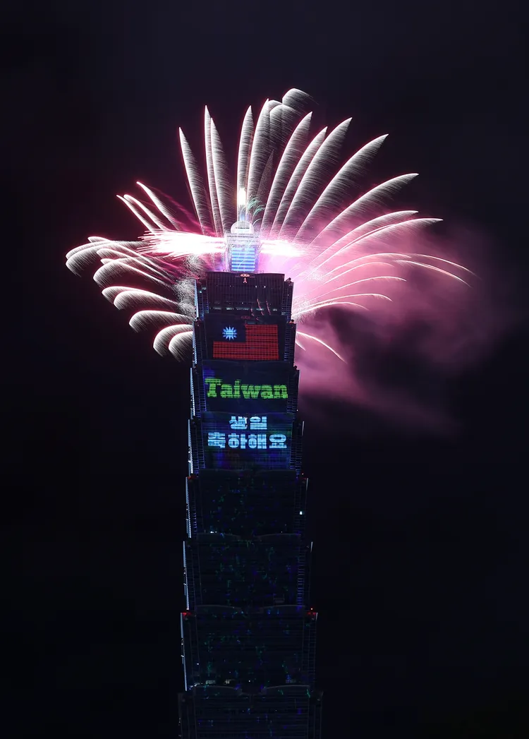 台北101大樓今晩「心動台灣 Cheers‧台北101國慶展演」首次施放國慶焰火，短短1分鐘絢麗奪目。彭欣偉攝