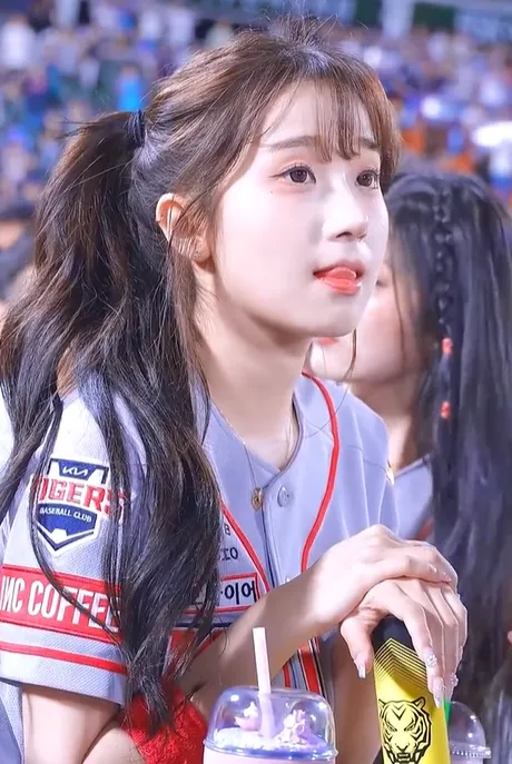 南韓啦啦隊女神李珠珢舔舌放空。翻攝TikTok