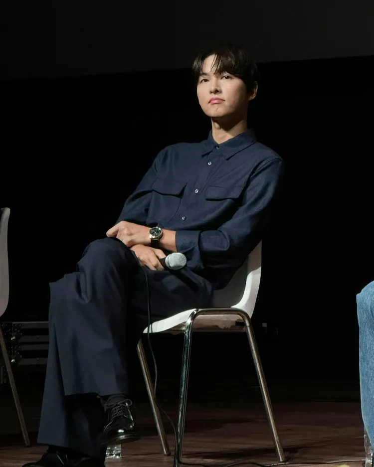 宋仲基試著跟韓國演員們嘗試親臉頰問候文化。翻攝PLUSM IG