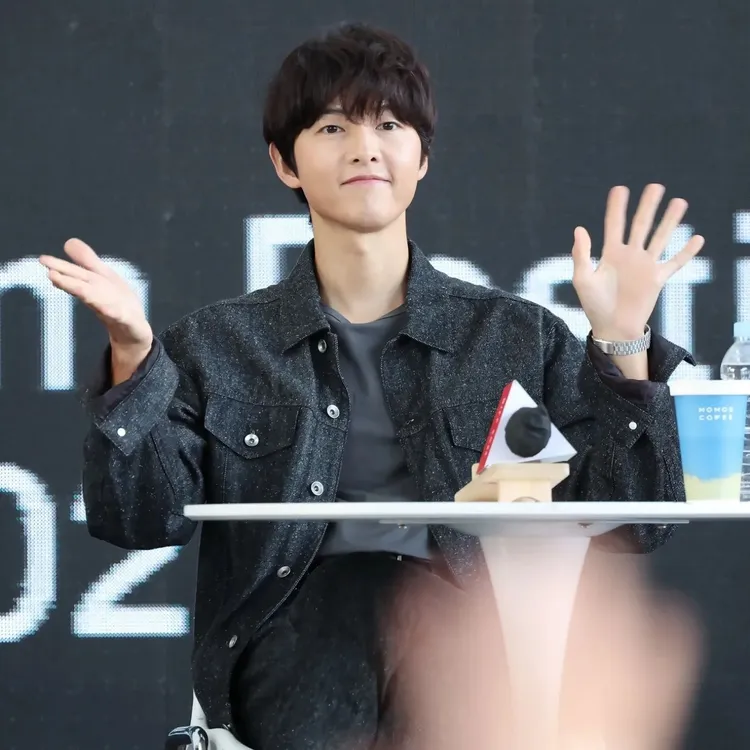 宋仲基老婆懷了2寶，透露目前都住在羅馬陪愛妻。翻攝PLUSM IG