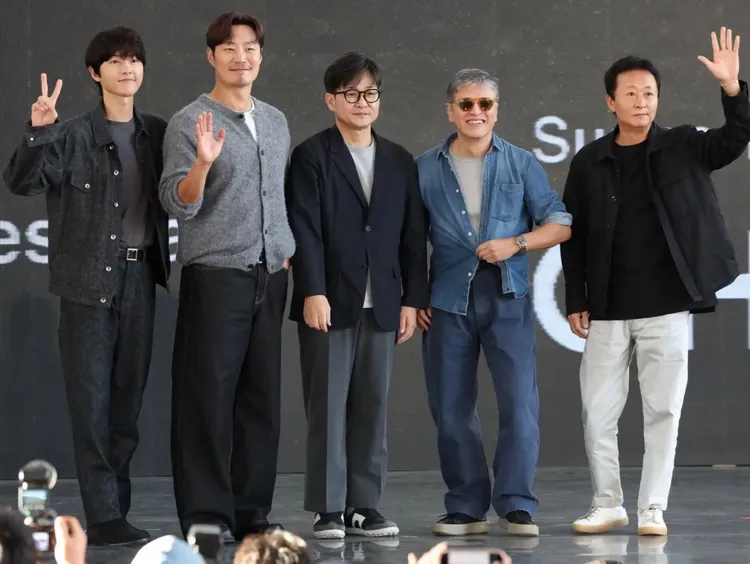 宋仲基（左起）、李熙俊、導演金成濟、權海驍、金鐘受昨現身釜山影展，宣傳新片《波哥大》。翻攝PLUSM IG