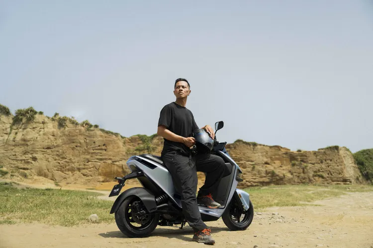 台灣登山家林士懿今年五月成功征服聖母峰，前進世界之巔並且達成開設「世界最高電影院」讓世界看到台灣的創舉。業者提供