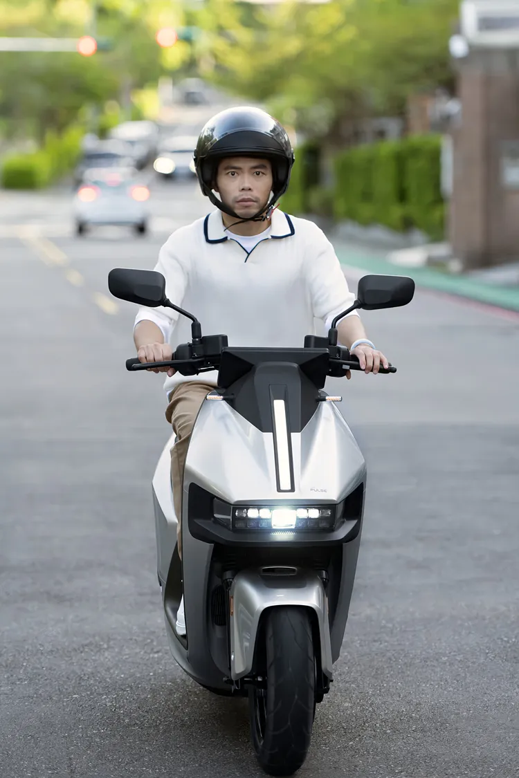 莊智淵對Gogoro Pulse的安全配備印象深刻。業者提供