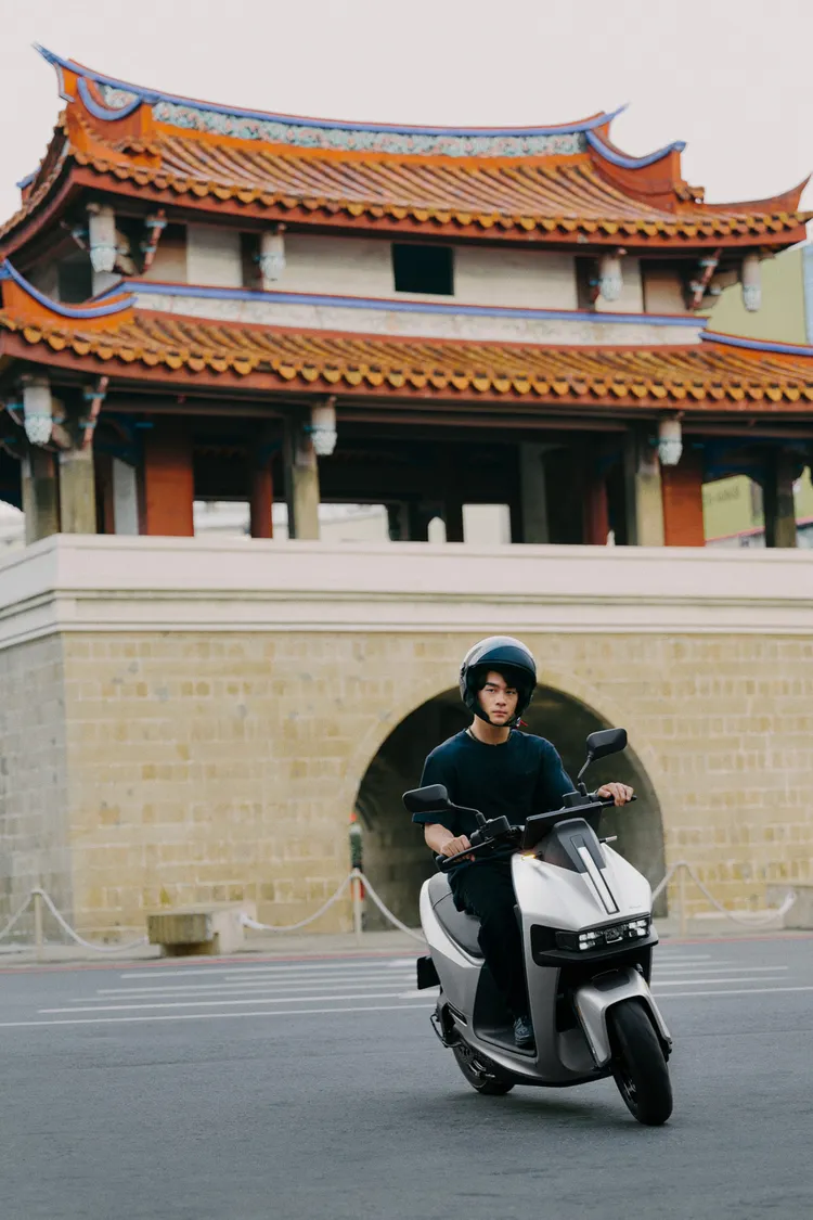 孫振騎著Gogoro Pulse穿梭在新竹街道上，這些年努力不懈的回憶湧上心頭。業者提供