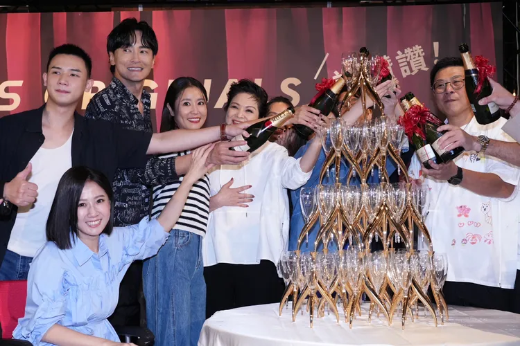 《有生之年》奪下六項大獎，幕前幕後工作人員開心慶功。彭欣偉攝影