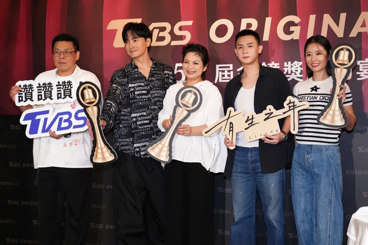 許肇任（左起）、鄭元暢、楊貴媚、謝展榮、林心如開心慶功。彭欣偉攝影