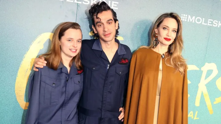 裘莉（右起）製作百老匯音樂劇，邀請東尼獎得主賈斯汀萊文參與劇本與音樂創作，她的女兒薇薇安擔任助理。翻攝vocal.media