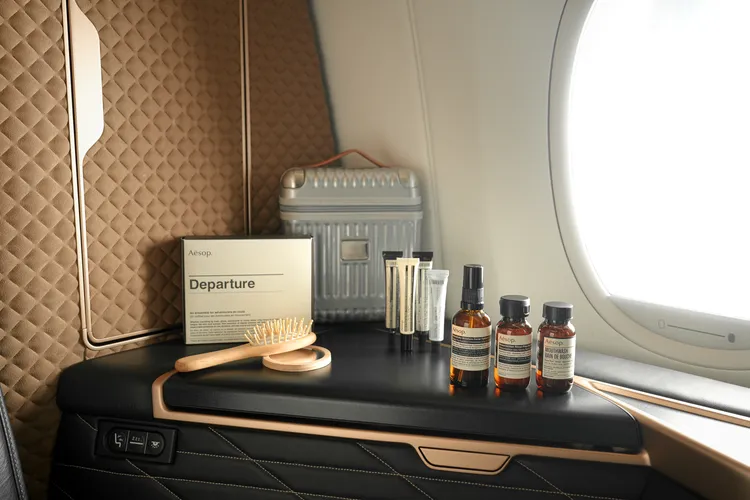 星宇航空頭等艙延續備受好評的FPM「Fabbrica Pelletterie Milano」聯名設計過夜包款，並升級加入木製氣墊梳、木製牙刷組、木製小鏡子讓高空體驗更加完整。星宇航空提供