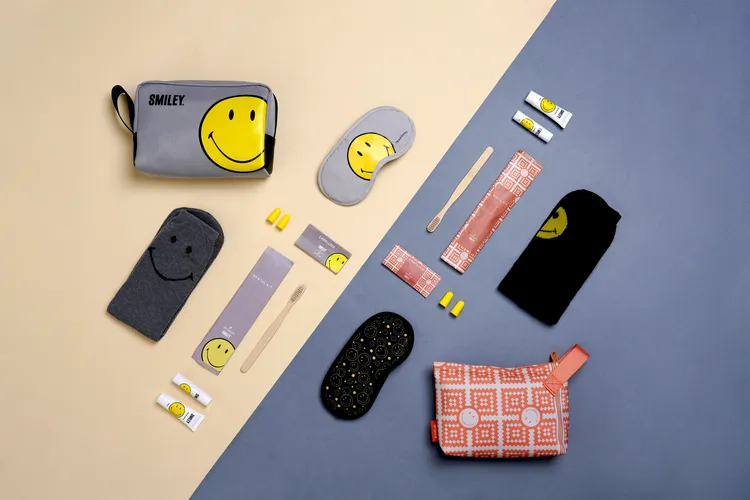 豪華經濟艙攜手首次登上航空舞台的法國知名品牌SMILEY過夜包。星宇航空提供