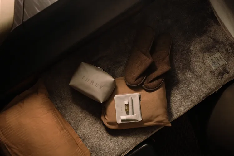 商務艙將以全新的面貌帶給旅客「植」感體驗，攜手日系品牌THREE首次航向蔚藍的高空。星宇航空提供