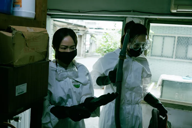 安心亞跟著尹馨從事命案現場清潔的工作。公視台語台、華視提供