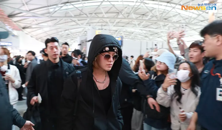 悠太以全身黑打扮來台。翻攝Newsen YouTube