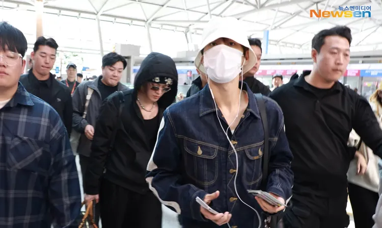 廷祐包緊緊露出眼睛。翻攝Newsen YouTube