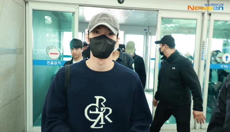 道英8月才來台開個唱，今穿著藍色針織毛衣出發，粉絲笑說會熱暈。翻攝Newsen YouTube