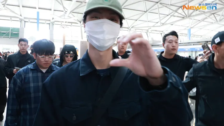 Johnny有求必應，對鏡頭比出愛心。翻攝Newsen YouTube