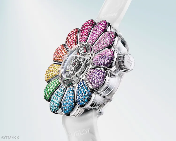 花瓣上鑲嵌有444顆各色寶石。品牌提供