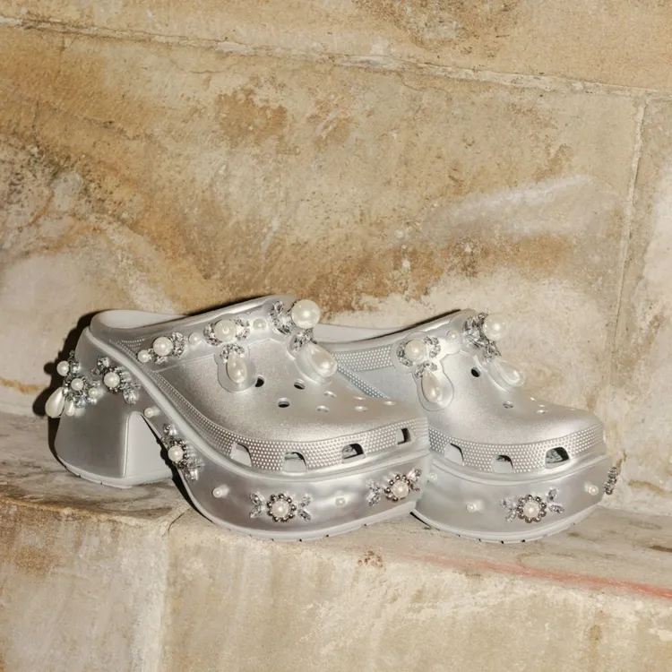 Simone Rocha x Crocs 銀色人魚高跟洞洞鞋。品牌提供