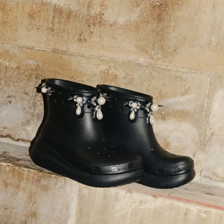 Simone Rocha x Crocs黑色鉚釘造型娃娃短靴。品牌提供
