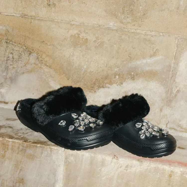 Simone Rocha x Crocs黑色加絨雲朵洞洞鞋。品牌提供