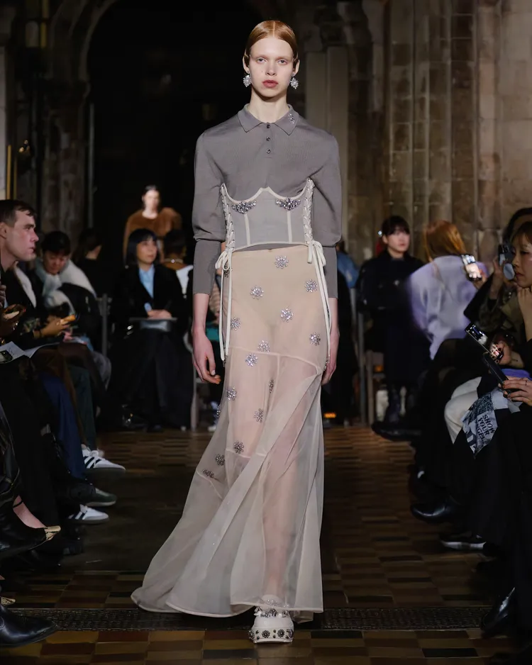 此次在鞋頭也加入花朵造型鞋扣。品牌提供