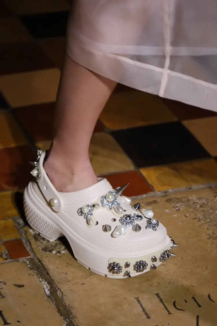 Simone Rocha X CROCS聯名鞋相當華麗。品牌提供