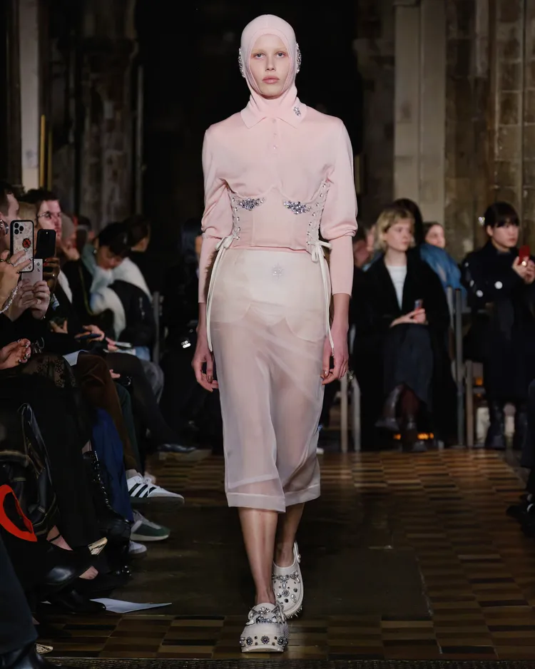 Simone Rocha將水鑽、立體花朵等元素運用在聯名鞋款之中。品牌提供