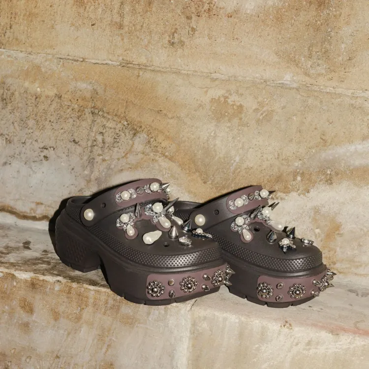 Simone Rocha x Crocs咖啡色鉚釘厚底洞洞鞋。品牌提供