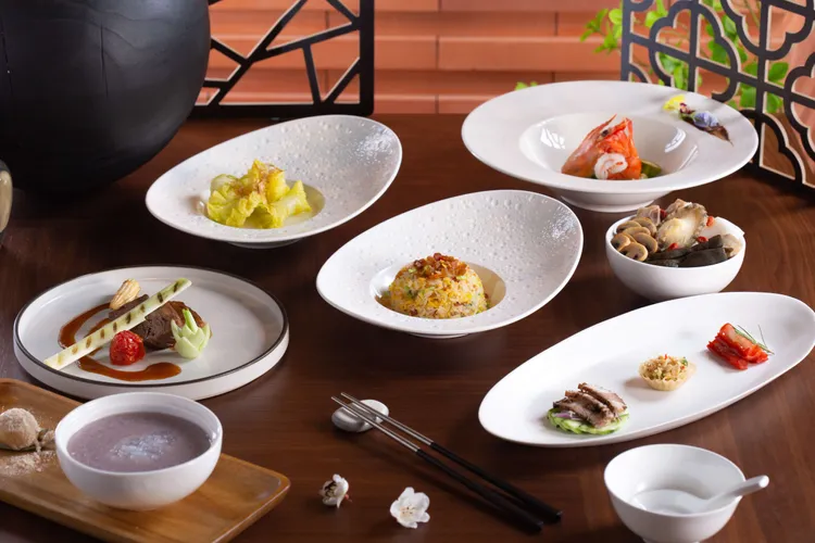 5樓的中餐廳「至寶軒」針對小型公司行號或是家庭聚餐，推出每人1680+10%元的獨特精緻八道中式套餐。用餐時間為每週日至週五晚間6點至9點。業者提供