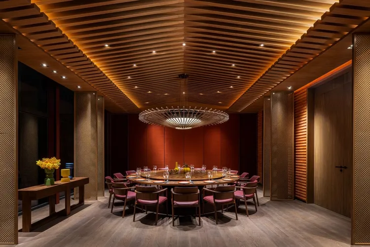 至寶軒包廂即日起也同步開放預訂，精心設計的包廂提供舒適、私密的用餐環境，讓宴客能盡享美食與愜意時光。業者提供