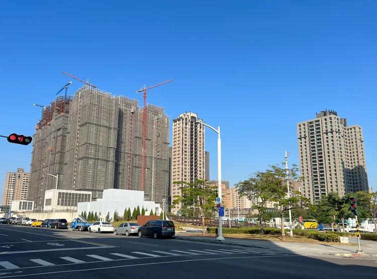 房地產兼具自住與投資雙重性，當政策制定過程過於鬆散，導致國人將資金大量投入不動產，造成問題一連串產生。葉家銘攝