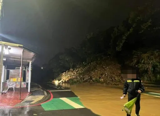 基隆新豐街「大走山」 土石崩落掩埋多輛汽機車