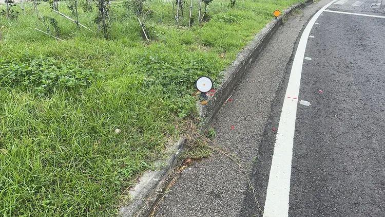 騎士自撞路緣肇事。國道警方提供