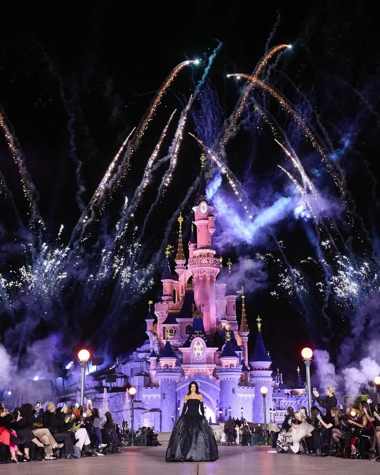 Kylie Jenner化身暗黑公主為Coperni迪士尼大秀壓軸走秀。翻攝kyliejenner IG