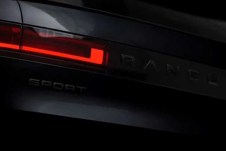 Range Rover Sport黯影版透過精心設計且引人注目的飾面組合打造截然不同的黑色主題。原廠照片