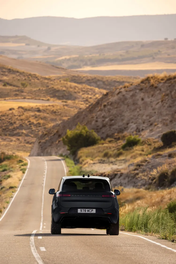 完美整合多項底盤尖端科技配備，僅須透過中央螢幕快速調整車輛動態設定，使車輛展現最佳的牽引力與穩定性。業者提供