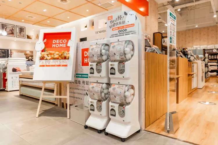 DECO HOME為慶祝台灣首店開幕，消費滿200元還可兌換扭蛋代幣，抽取獨家限量的長尾山雀小禮物。業者提供