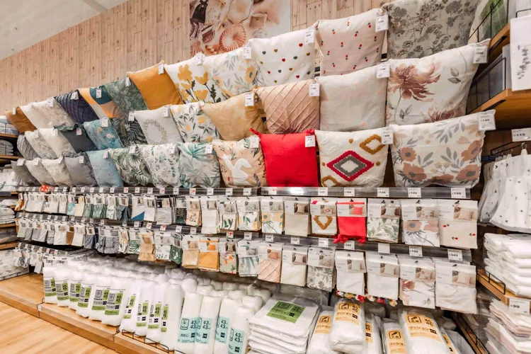 針對喜歡花草圖樣的女性， DECO HOME特別推出花草圖樣系列商品，用纖細優雅點綴生活。業者提供