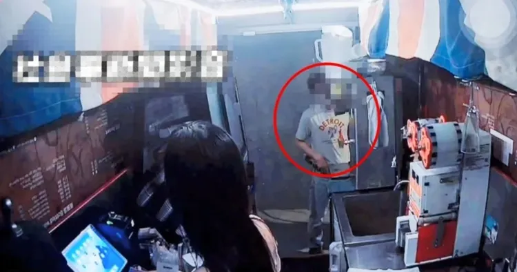 高雄新興區一間咖啡廳長髮老闆娘準備打烊時，突然遭一名男子闖入脫褲尻槍。翻攝社群「社會事新聞影音」