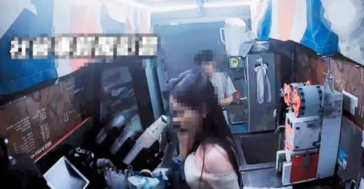 與長髮露肩闆娘對看!捲髮男闖咖啡廳尻槍 畫面曝光