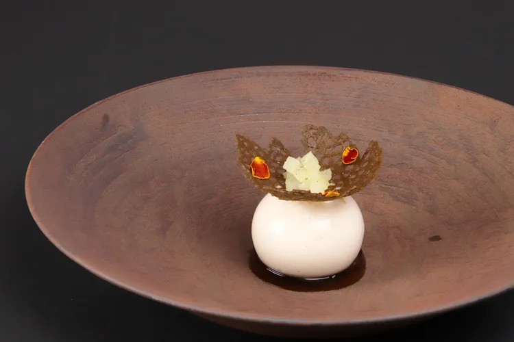 「朗德豐藏 秋風斜陽」以榅桲 洋梨 蜜香紅茶為主角的前甜點，開啟序曲。業者提供