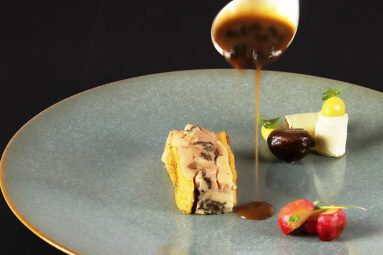 「朗德豐藏 秋風斜陽」主食之一，搭配奢貴的黃酒羊肚蕈菇醬，精準計算縝密堆疊勻稱風味。業者提供