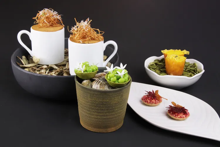 「朗德豐藏 秋風斜陽」將南瓜、蛤蠣、禽肝、牛蒡溫潤秋季食材交疊組合成主廚歡迎小點。業者提供