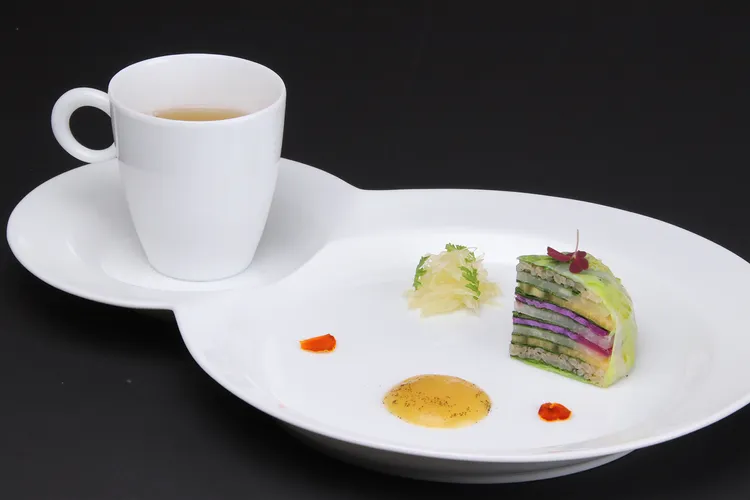 「朗德豐藏 秋風斜陽」主廚經典Bocuse d’Or得獎作品蔬果千層秋季版，品嘗秋日千變萬化。業者提供