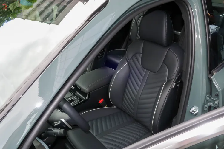 Turbo-Hybrid Signature尊榮六人座車型提供專屬Premium Plus選配套件，內裝採全新松葉紋頂級NAPPA真皮座椅，雙前座更搭載Ergo-Motion駕駛座按摩功能。林浩昇攝