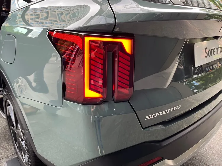 Sorento小改款的全新造型尾燈，設計理念與內裝皮革松葉紋的設計相呼應。林浩昇攝