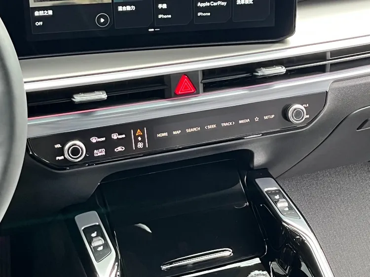 源自電車EV6的一鍵切換數位控制面板，可輕鬆切換空調與音響操作介面。林浩昇攝